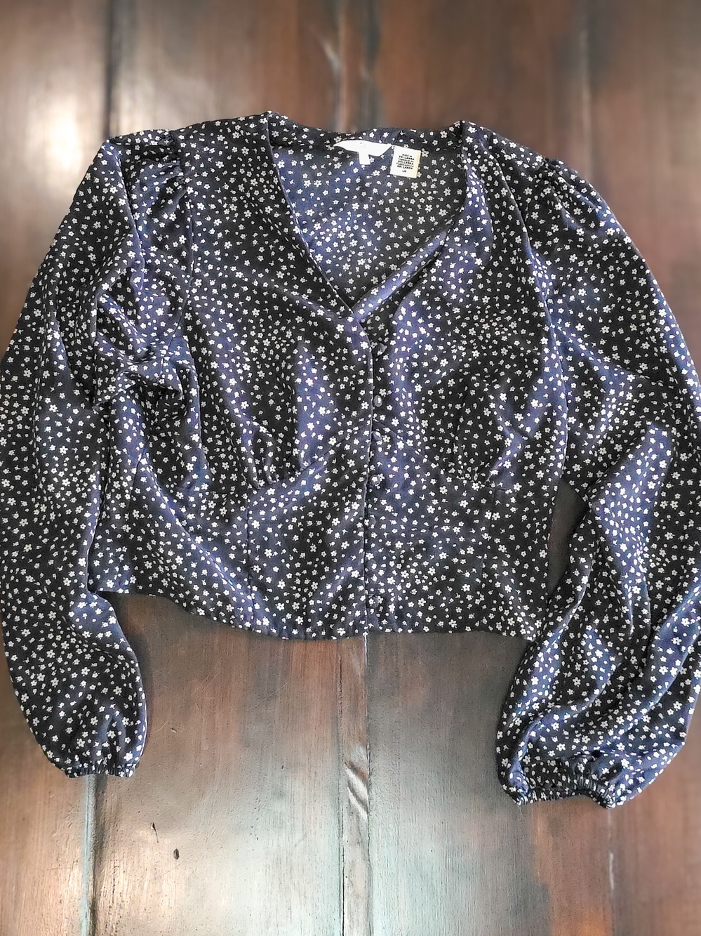 Levi's Black Floral V-Neck Long-Sleeve Crop Top
